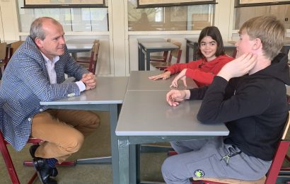 Sven en Ezra praten met wethouder Schotanus over hun schoolproject