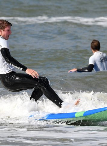 Surfen met de 3e en 4e jaars! Surfen met de 3e en 4e jaars!