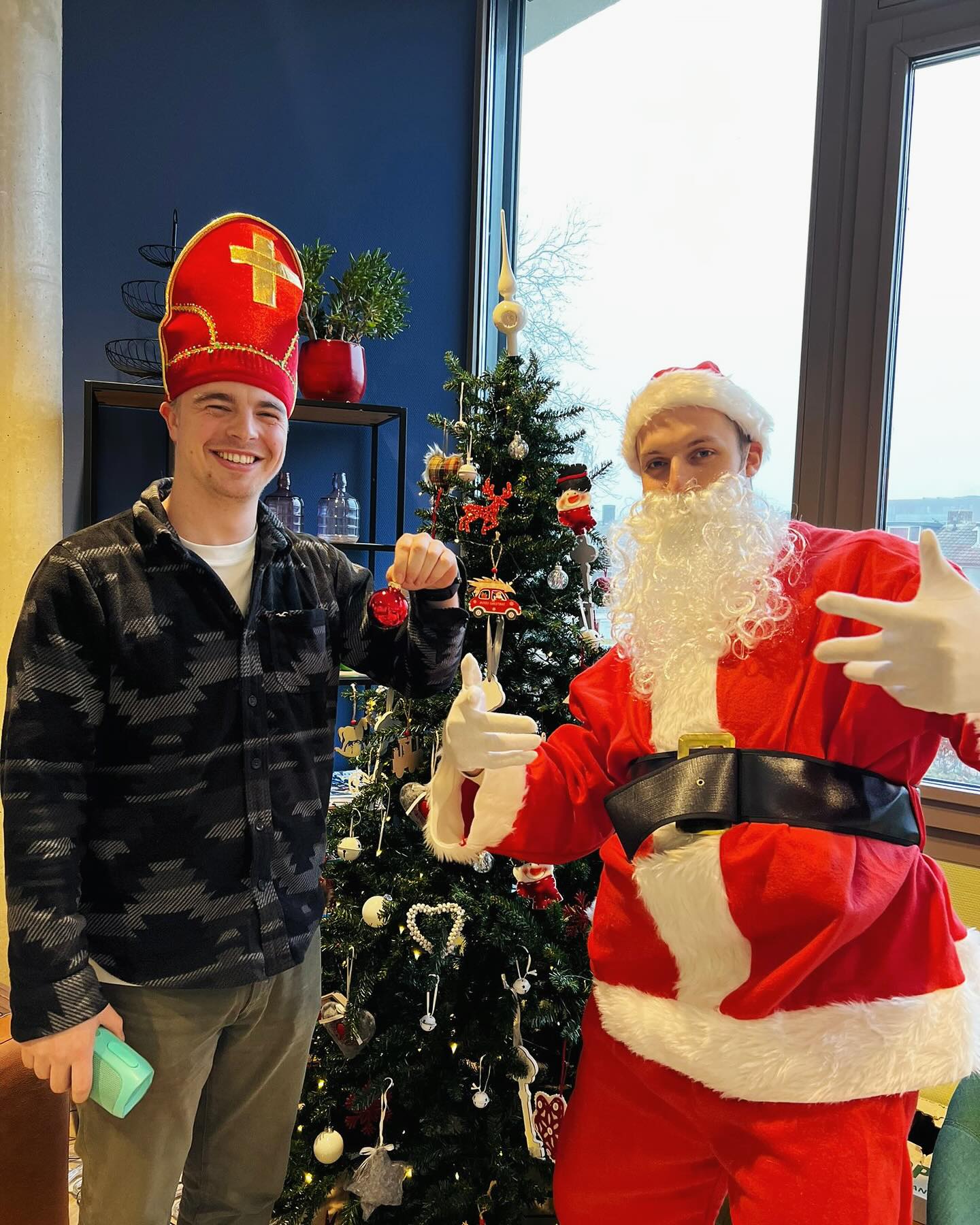 De meeste leerlingen hebben ondertussen al een kaartje gekocht voor het #kerstgala.. maar nog niet IEDEREEN heeft een kaartje gekocht voor het kerstgala! De LAATSTE kaarten gaan nu in de verkoop en MORGEN is de laatste dag! Heb je dus nog geen kaartje? MORGEN IS JE LAATSTE KANS 😱 DIT WIL JE NIET MISSEN! KERSTGALA 2023 LET’S GOOOOO ❄️🎅🏽❄️
•
•
•
•
•
#kerstgala #ashramkerstgala #december #laatstekaarten #bethere #ashramcollege #nieuwkoop #leuksteschool
