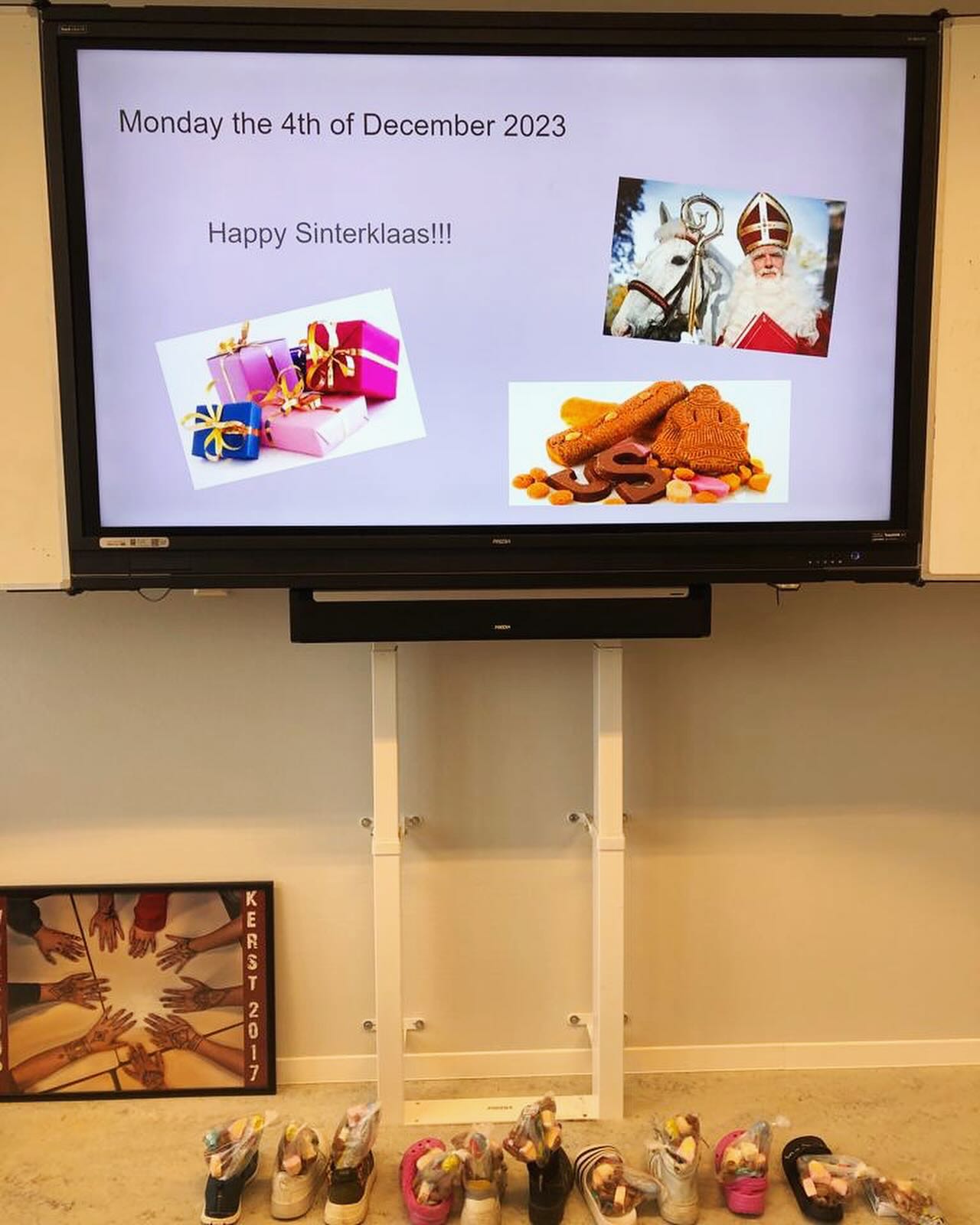 Sinterklaas kwam met zijn stoomboot aan, naar klas 3hn is hij gegaan. Leerlingen vol spanning, groot en klein, zetten hun schoen bij de mentor, oh wat fijn.
•
•
•
•
#sinterklaas #december #ashramcollege #nieuwkoop #leuksteschool