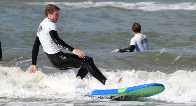 Surfen met de 3e en 4e jaars! Surfen met de 3e en 4e jaars!