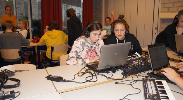 Nieuwe componisten op het Ashram College in Nieuwkoop Nieuwe componisten op het Ashram College in Nieuwkoop