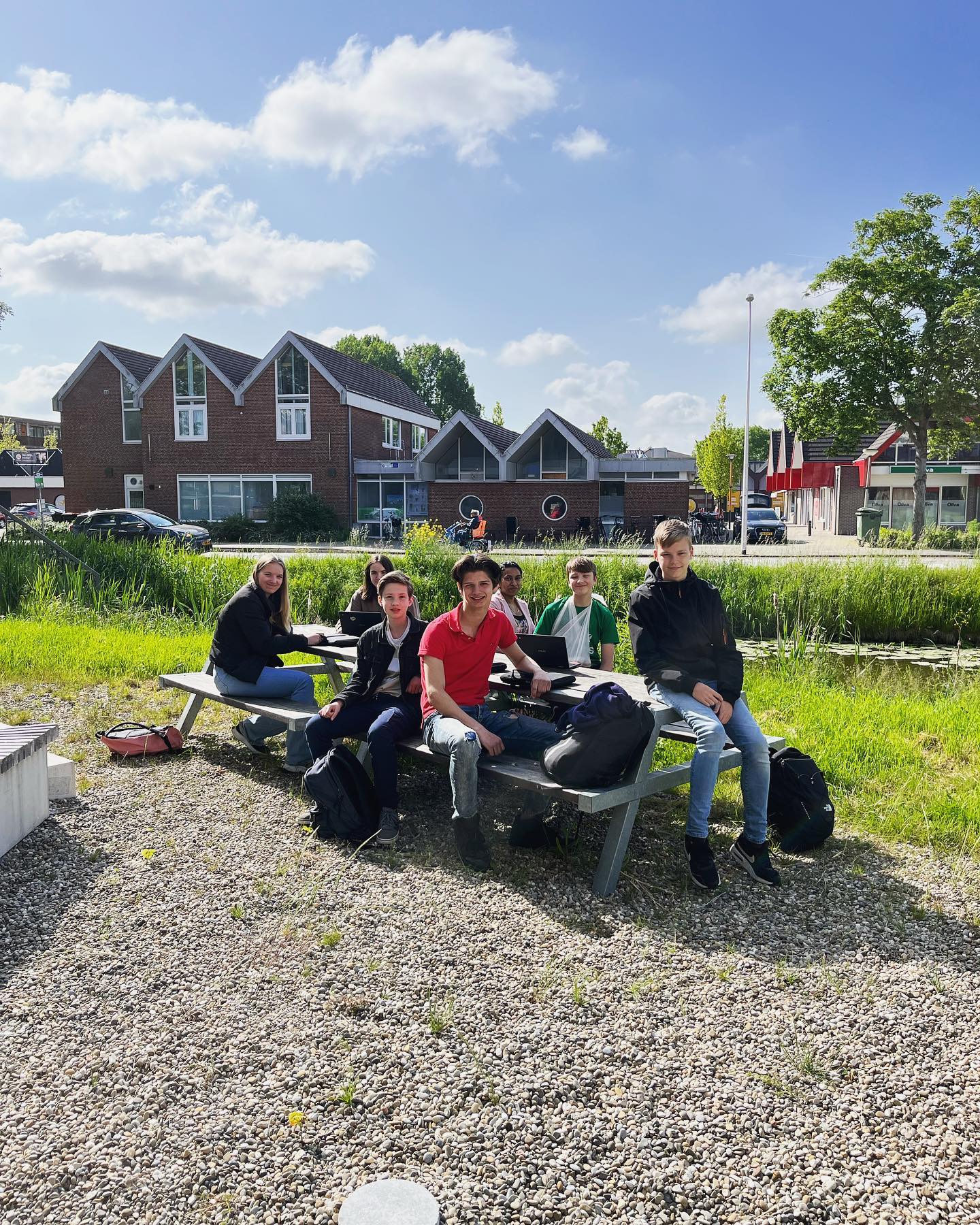De eerste #buitenles is een feit! De🥇 gaat naar mevrouw Bholanath en 3hn die naast kennis over Nederlands ook de nodige #vitamined aan het vergaren zijn ☀️ #ennumoethetwarmblijven #gemiddeld25graden #komopnou #leuksteschool #ashramcollege #nieuwkoop #zinindezomerman