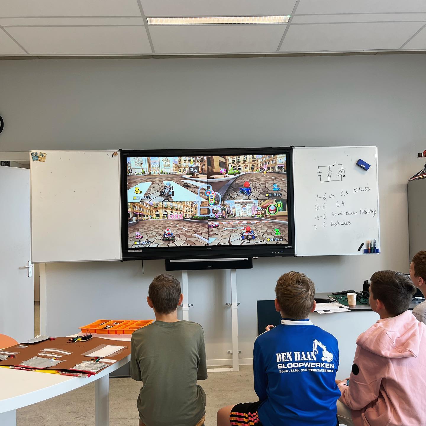 BIJNA WEEKEND! 🎉 #fridayvibes #leuksteschool #ashramcollege #nieuwkoop #mariokart #doenenontdekkennintendoswitch