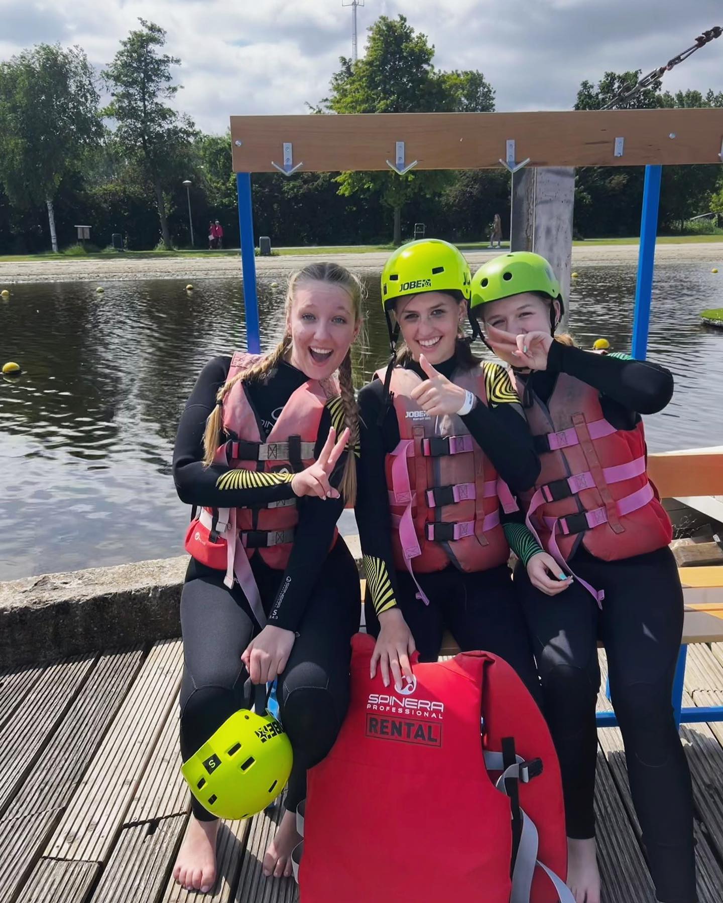 We sluiten de week af met #waterskiën bij @wetnwildalphen 🌊, het zonnetje is speciaal voor deze #helden gaan shinen! ☀️ Fijn weekend allemaal! #summeriscoming #leuksteschool #ashramcollege #nieuwkoop