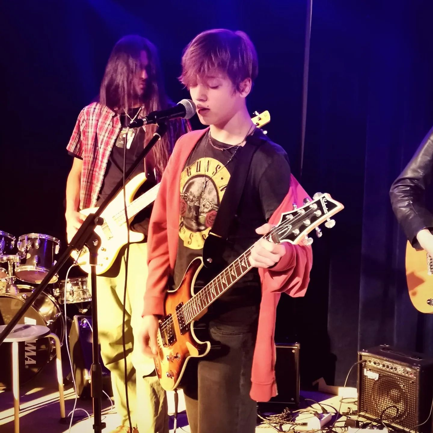 Omdat de leerlingen gewoon niet van het podium 'te slaan' zijn, was er vandaag het extra lunchpauzeconcert met epische songs als 'Yellow' en 'Sweet Child o'Mine'. Het was weer genieten! #lunchpauzevoorstelling #echtashram