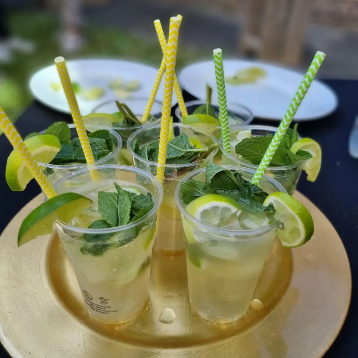De eindexamens zitten erop en dan is het heerlijk om beloond te worden met een heerlijk zonnetje en een zonnig drankje in de binnentuin! Cheers! Op naar de uitslag op 14 juni. #examenparty #summerchic